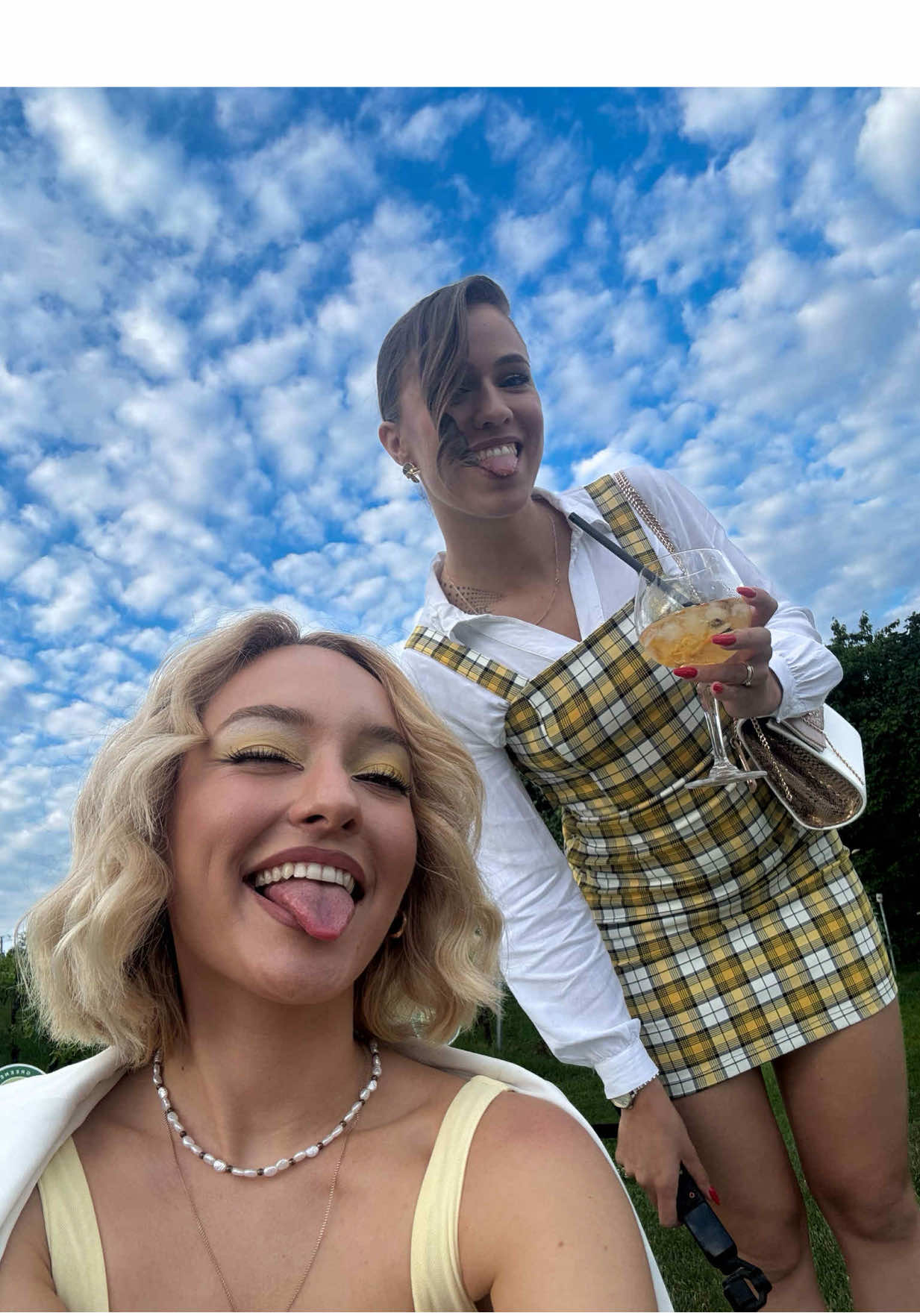 A post by @retegi_ticia on TikTok caption: * Outfit Chek * - Avagy így pörgett be minket a “szép poharas” almalé…🤣