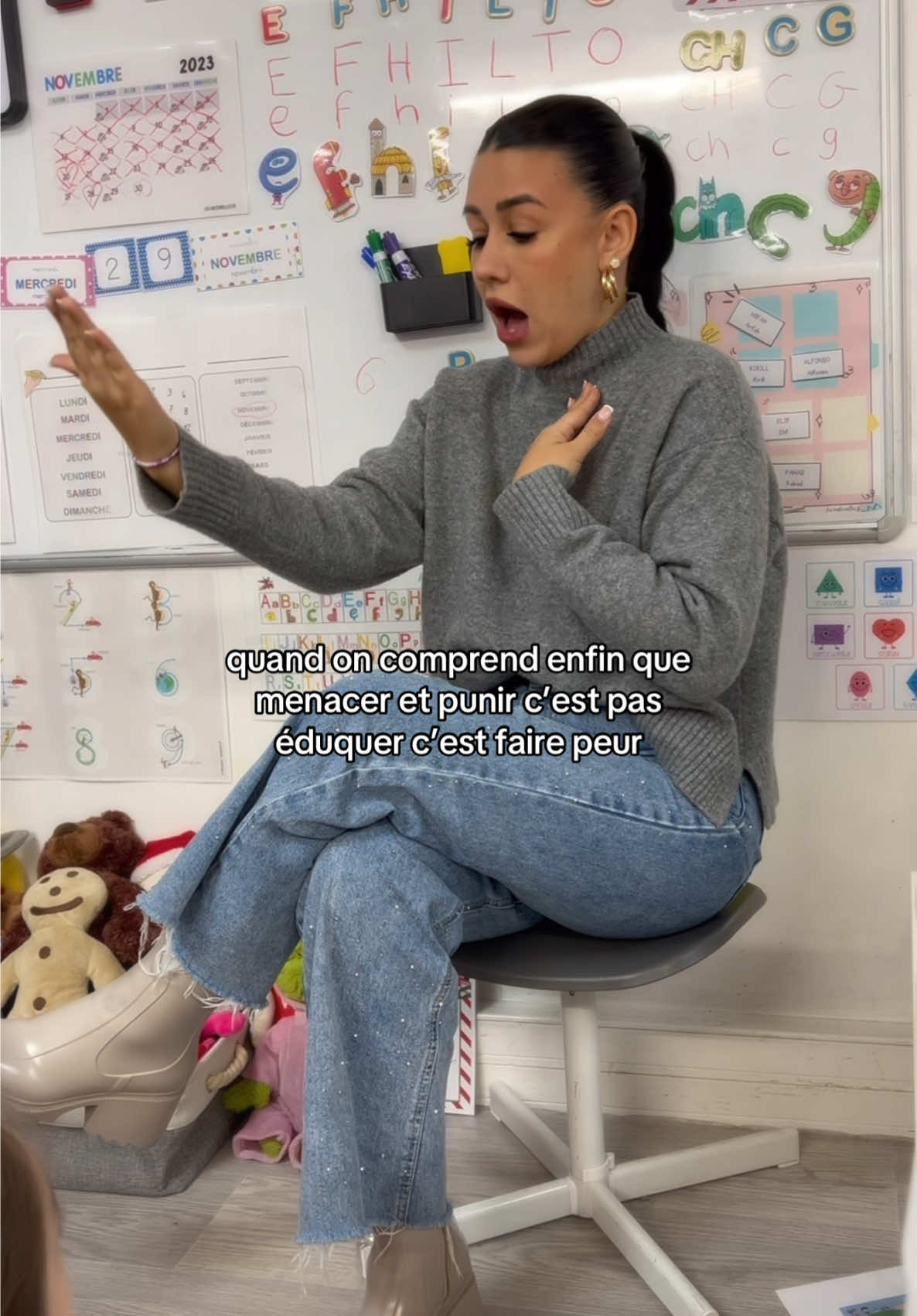 A post by @maitresse_mariemartinat on TikTok caption: Motiver sans menaces ni récompenses. Nouvel épisode de podcast disponible sur toutes les plateformes d’écoute 🎙️Maitresse Marie Martinat 🙏🏼❤️ #momtobe #education #ecole #maternelle #ecolealternative 