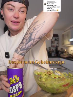 A post by @nicolnic on TikTok caption: Antwort auf @verenakaefer  Anzeige/eigene Gewürze ❤️🌱 Guacamole à la Nicol 🥑 Diese Guacamole ist schnell gemacht, unglaublich aromatisch und bekommt durch zwei besondere Zutaten den ultimativen Geschmackskick. So geht’s: Zuerst eine rote Zwiebel und etwas Jalapeño (je nach gewünschter Schärfe) fein hacken – oder wie ich: im Mörser schön klein reiben. Dann 4–5 reife Avocados halbieren, das Fruchtfleisch herauslösen und ebenfalls im Mörser zerdrücken, bis eine cremige Konsistenz entsteht. Frischer Limettensaft kommt jetzt dazu – das bringt Frische und verhindert, dass die Avocado braun wird. Dann werden feste Tomaten entkernt, fein gewürfelt und vorsichtig untergehoben. Gewürzt wird ganz simpel – aber besonders: 👉 Mit Steaksalz von der Genussmanufaktur Trier 👉 Und einem Hauch Geschmackstsumami, der alle Aromen perfekt verbindet und die Guacamole auf ein neues Level hebt. 🌊✨ Perfekt zu Nachos, Tacos, aufs Brot oder einfach pur gelöffelt. 💚
