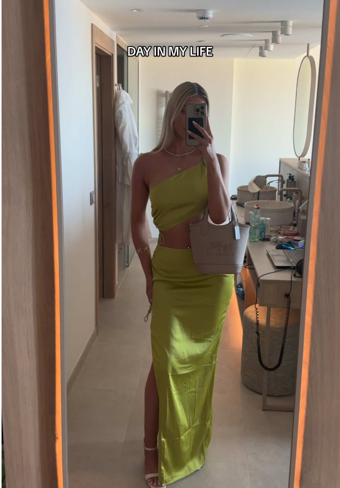 A post by @lynnhermanussen on TikTok caption: Nog meer vlogjes incoming 🌴