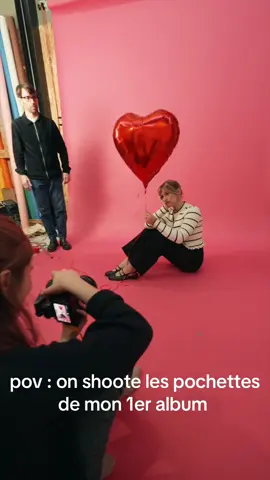 A post by @marinedmusique on TikTok caption: sur le shooting des pochettes de l’album 🫀 j’avoue j’ai lâché le ballon avant même d’avoir commencé… mais tout s’est déroulé comme prévu 🤝🏼 #behindthescene #tiktokmusic #newmusic 