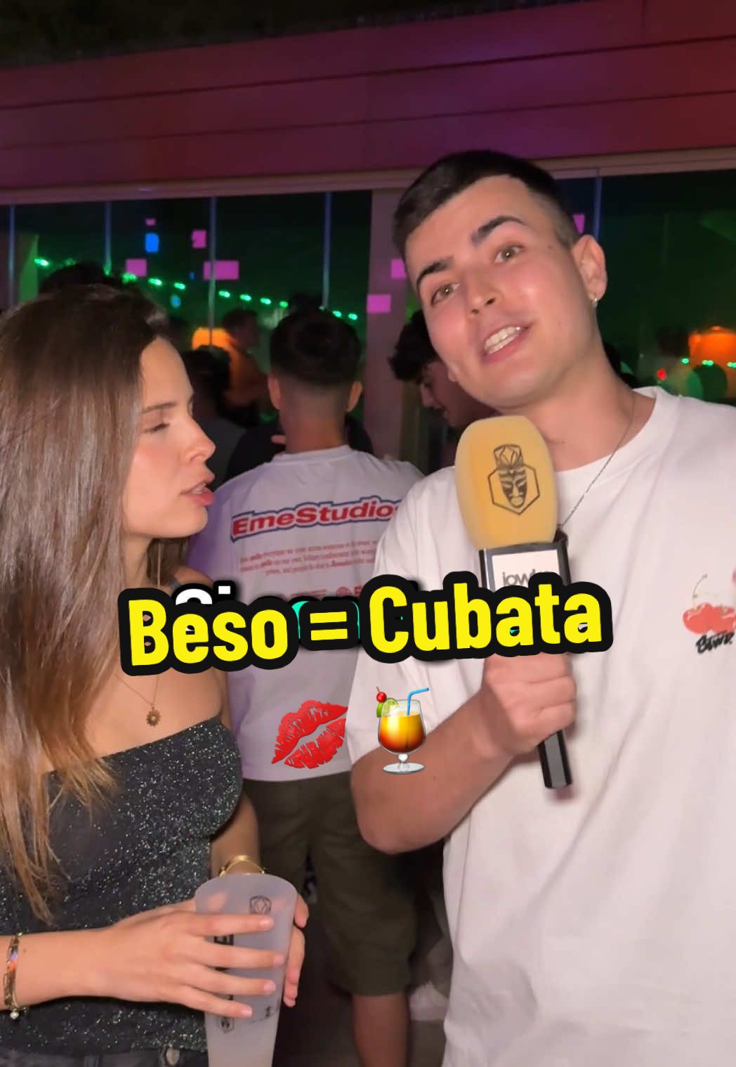 A post by @ on TikTok caption: Si consigues un beso te llevas un cubata 💋🍹 #parati #viral 