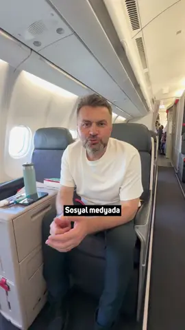 A post by @abdurrahmanuzunn on TikTok caption: Bu sosyal medya marketing listesine baktım… Fatih Altaylı var, Nevşin Mengü var, Özlem Gürses var, Bahar Feyzan var, Cüneyt Özdemir var… Yani bütün “seküler tayfanın” Starbucks kadrosu orada tam kadro. Bi’ aşağı kaydırdım, bi’ yukarı baktım… Bizden kimse yok. Ulan dedim bu nedir? Biz TRT Bandosu muyuz? Niye yokuz? Dedik ki “Bu listeye bir baskın yapalım, madem girmiyoruz, kapıdan değil bacadan dalalım!” Ve biz operasyona başladık… 📍Mikrofonu aldık 📍Tripodumuzu kurduk 📍Bi’ de üstüne 'Dudağını büzüyorsun müjgan, niye beni üzüyorsun müjgan?' şarkısını serpiştirdik… Ve patlattık içerikleri!