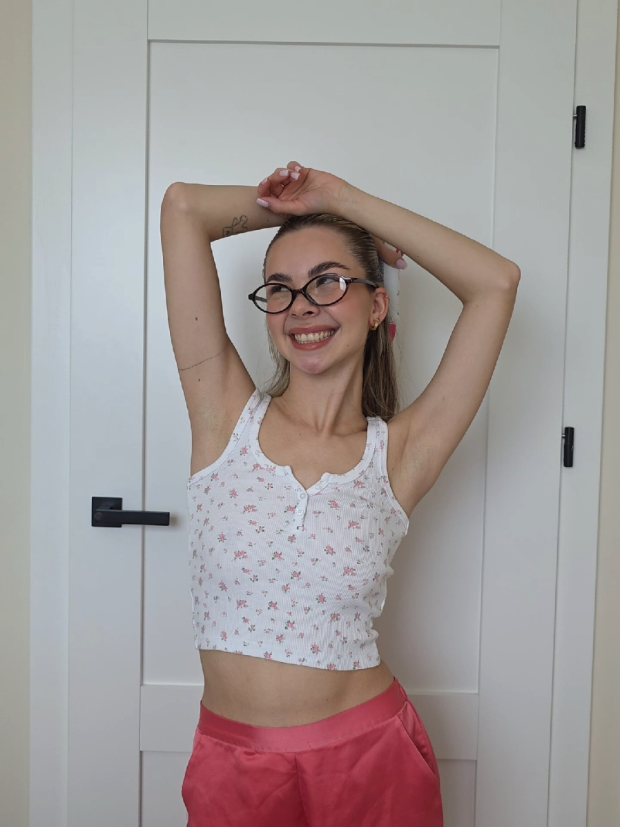 A post by @kompleksiaraxx on TikTok caption: Wakacje o zapachu smoczego owocu? Jestem na tak!!😍 Koniecznie sprawdźcie nową serię żeli i antyperspirantów Dove dostępnych do 13 czerwca i tylko w Rossmanie!🩷[reklama] #ThePinkTakeover #Dove 