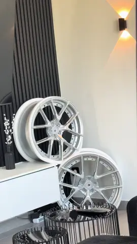 A post by @fsk_off on TikTok caption: Les nouvelles paires de chaussures 🤩