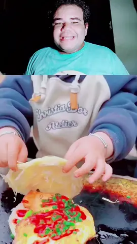 A post by @angelfv19 on TikTok caption: NIÑO APRENDE A COCINAR CON SU ABUELO 🤩