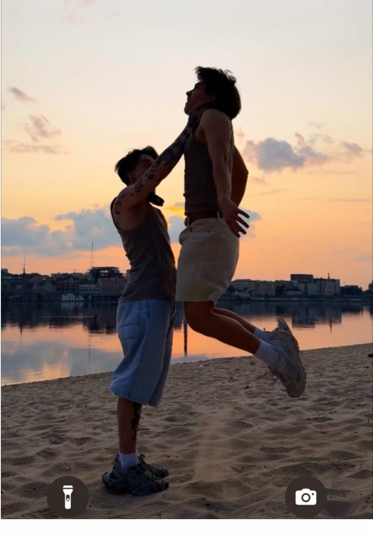 A post by @mashukovskiy on TikTok caption: ідеальна фото шпалера 🤣 #mashukovsky 