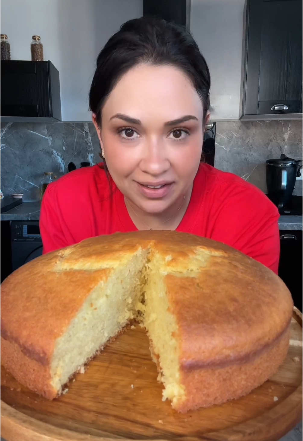 A post by @majda.berrada on TikTok caption: كيك يومي اقتصادي  هوائي  recette cake au yaourt #cake #cakevideo #كيك #كيكة #عيد_سعيد 
