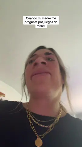 A post by @aleagullosm on TikTok caption: Cuando mi madre me pregunta por juegos de mesa JAJAJA #aleagullosm #caracuadrada #HUMOR #mama 