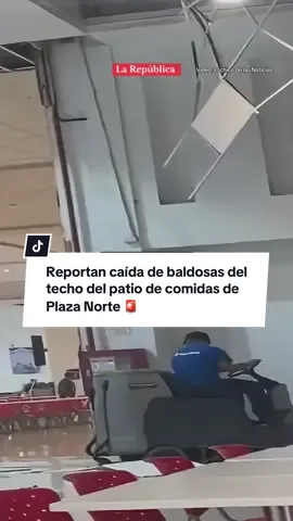 A post by @larepublica.pe on TikTok caption: Una parte del techo de yeso se desplomó en el patio de comidas del centro comercial Plaza Norte, en Independencia. No se reportaron heridos.  #larepublica #plazanorte #techo #urgente #baldosas #independencia #limanorte #noticias #lima #peru 