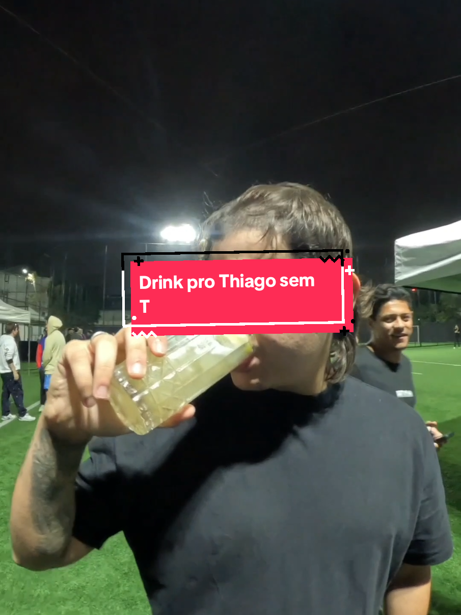 A post by @randbartender on TikTok caption: O @thiagosemt  chegou com aquele olhar malicioso, pedindo um drink pra esquentar o clima. Preparei uma mistura tropical com rum, abacaxi, creme de coco, xarope de açúcar e limão — e não deu outra: ele e a namorada entraram no ritmo e curtiram cada gole. 🌴🔥 #bartender #drink #MaestriDelPov #cocktail #bartenderlife 