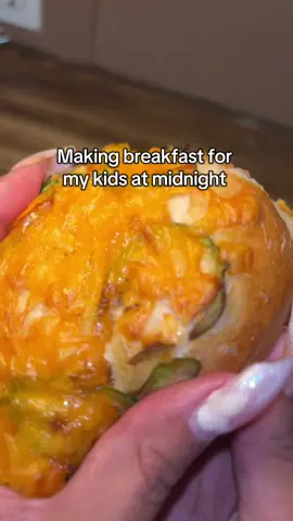 A post by @arimonika on TikTok caption: MAKING BREAKFAST FOR MY KIDS AT MIDNIGHT 👩🏽‍🍳🩴  #bagel #bagelrecipe #breakfastformykids #imyourmomnow #bagelsoftiktok #easybagelrecipe #howtomakebagels #easybagelrecipe #familyvlog 
