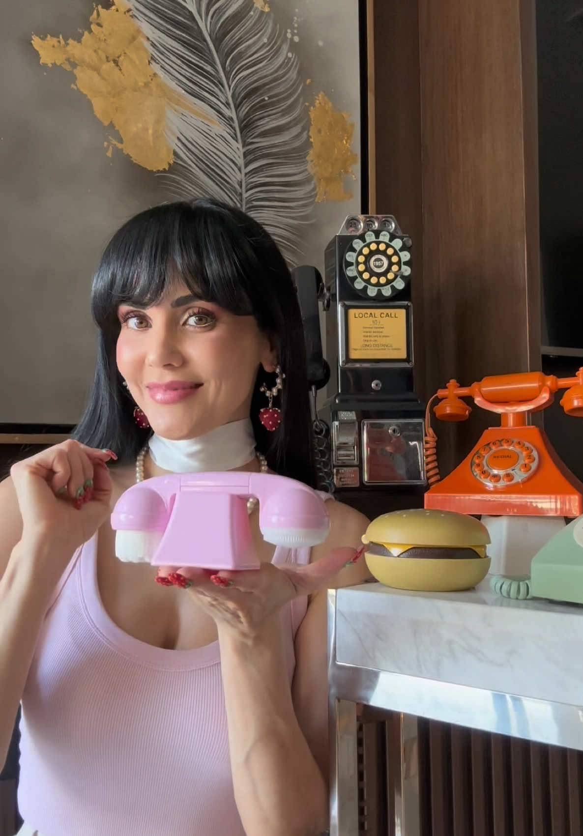 A post by @carolinarinconf on TikTok caption: Tú skincare está llamando 📞😉 previene las manchitas con Glycolic Bright de @L’Oréal Paris #GlycolicBright #SkinCare #LorealParisSkincare #Publicidadverificada 