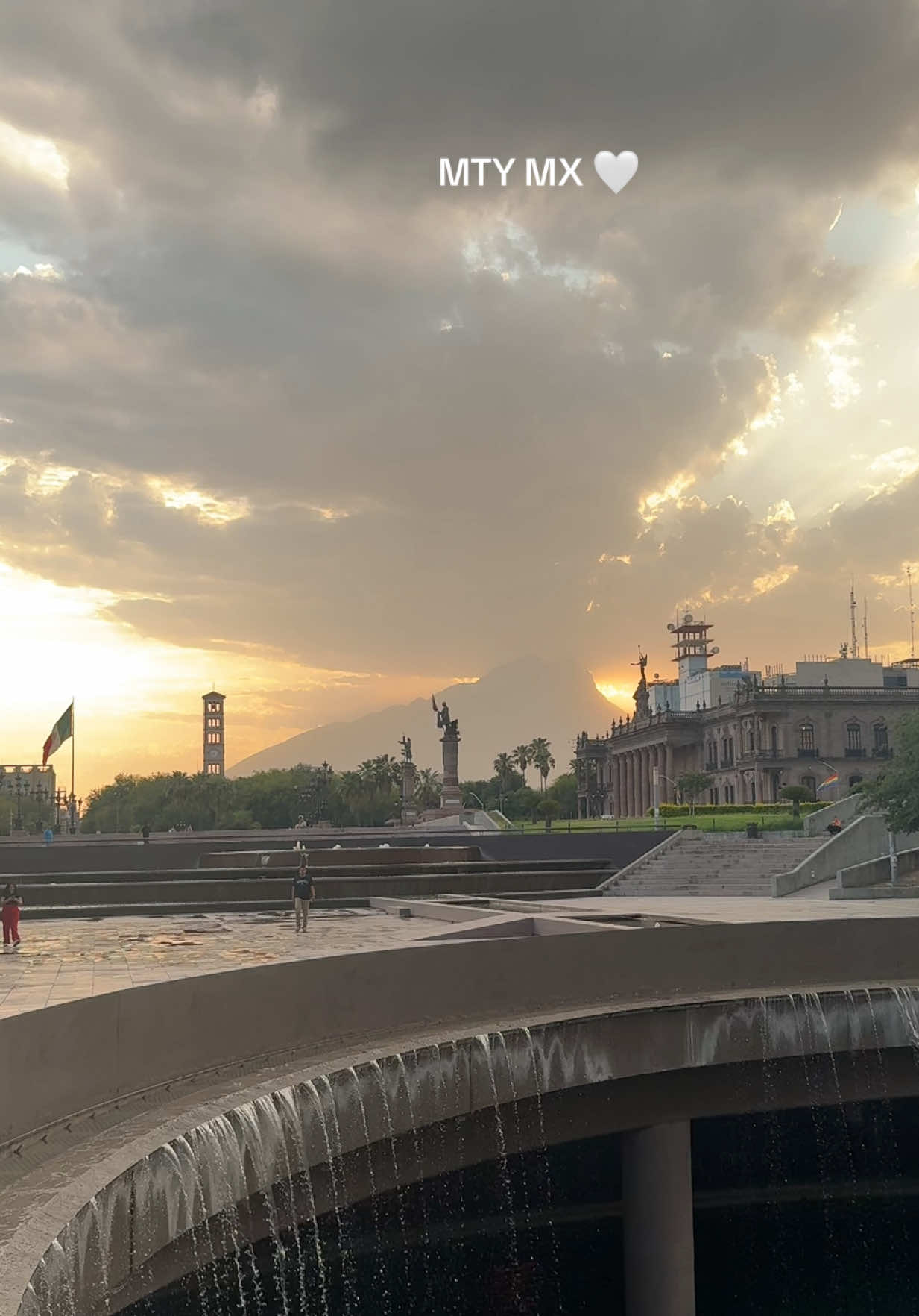 A post by @kittyyazminn on TikTok caption: Views on views #monterreynuevoleon #fypagee #paratii 