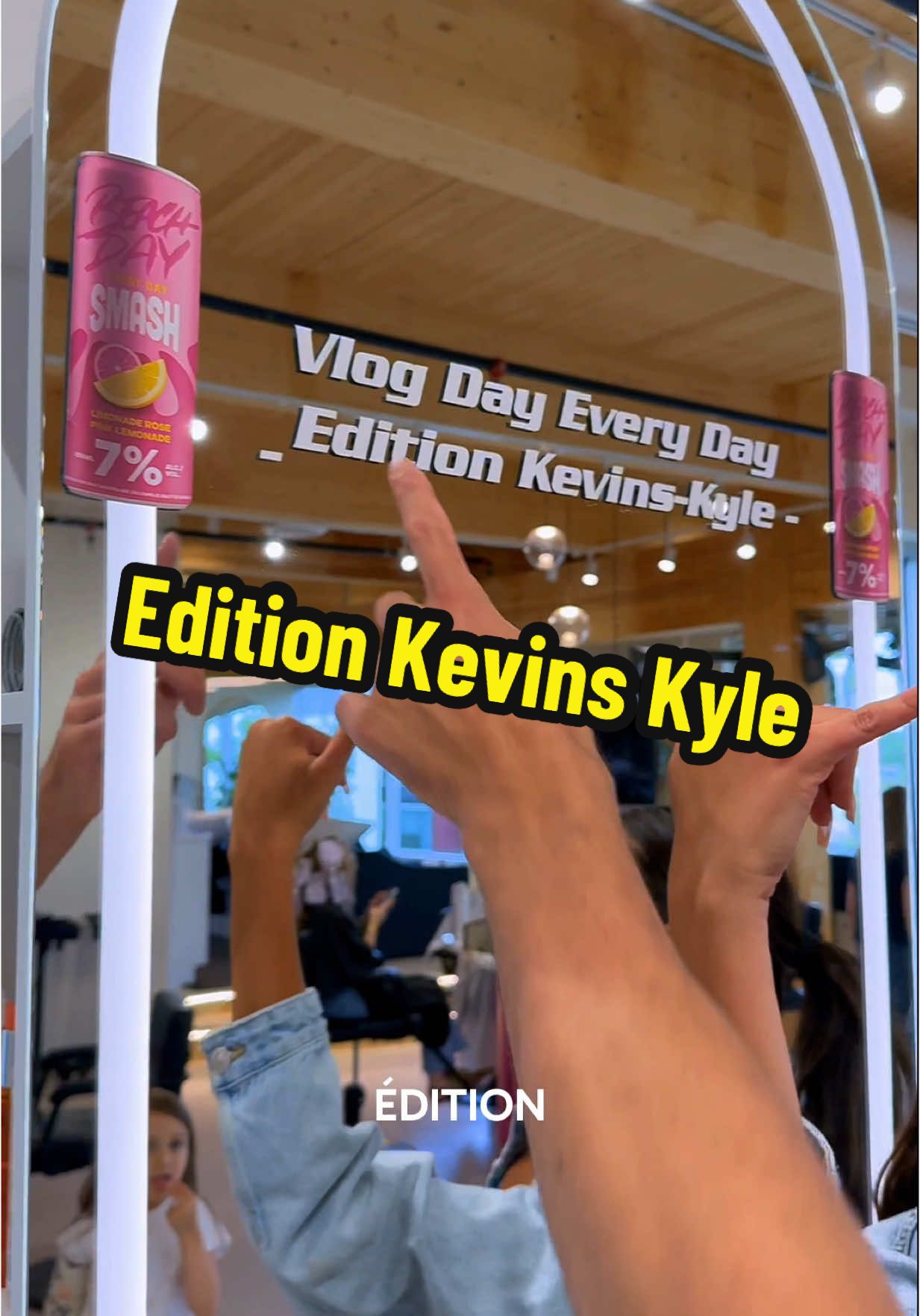 A post by @vlogday_everyday on TikTok caption: Est ce qu’il manque de décoration Beachday 👀 #Entrepreneur #vlog #fyp #PourToi #montreal #vlog 
