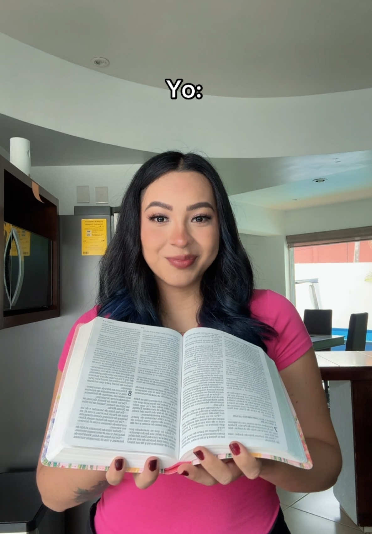 A post by @karenbustillosg on TikTok caption: Sabes cosas porque el de arriba te susurra secretos 🤍 #humorcristiano #jovenescristianos 