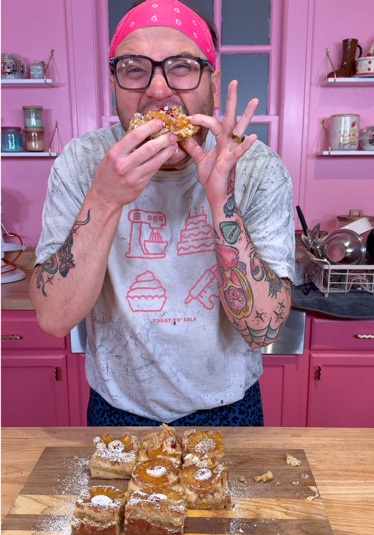 A post by @trashyqweenz on TikTok caption: RIGHTSIDE UP UPSIDE DOWN PINEAPPLE UPSIDE DOWN OOEY GOOEY BARS #ooeygooeybars #bakingrecipe #pineappleupsidedowncake 