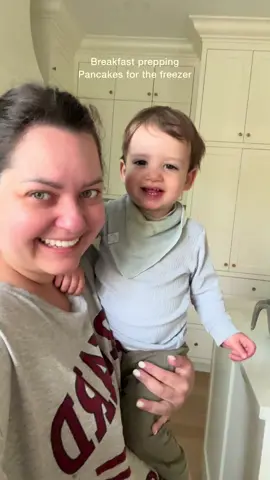 A post by @elabobak on TikTok caption: Banana pancakes (I save them in my freezer for easy breakfasts) I put it in the microwave for like 30 seconds. So easy! #babymeals #toddlermeals #freezermeals #momoftwoboys #babyledweaning 