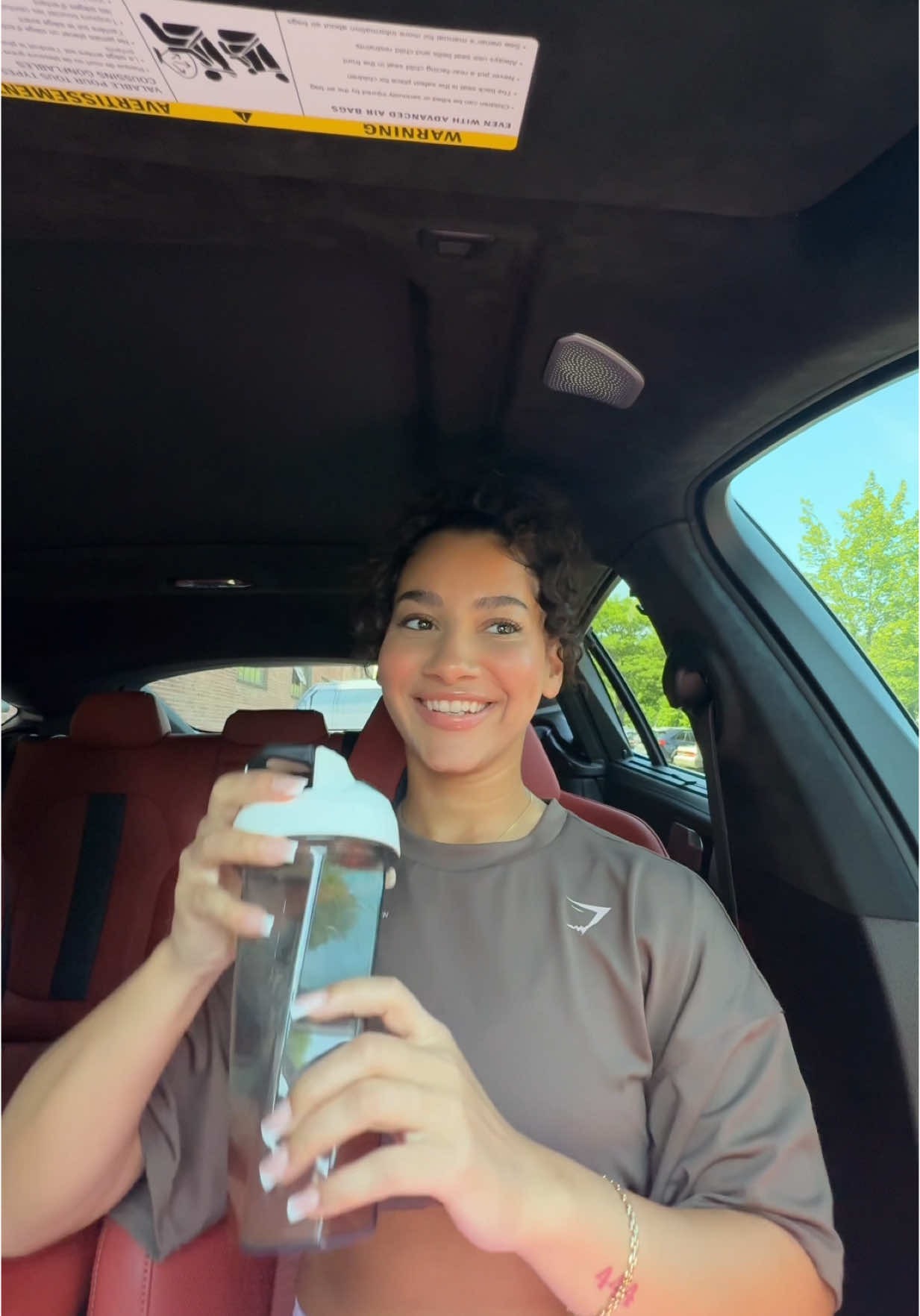 A post by @analiscruzx on TikTok caption: Leg day vlog💕
