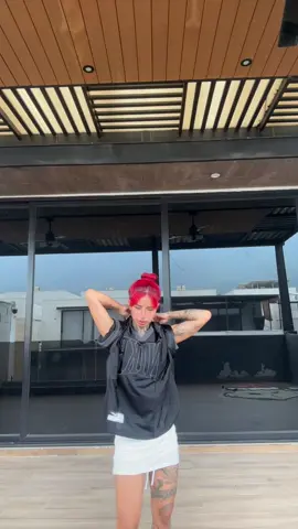 A post by @kachaks4 on TikTok caption: Pos mas femenina que me vista, mis movimientos me delatan😙