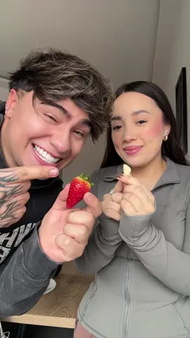A post by @christianfabiannn on TikTok caption: Jugamos a la fresa envenenada 😂💔 @Nicole Bernal ✨✨