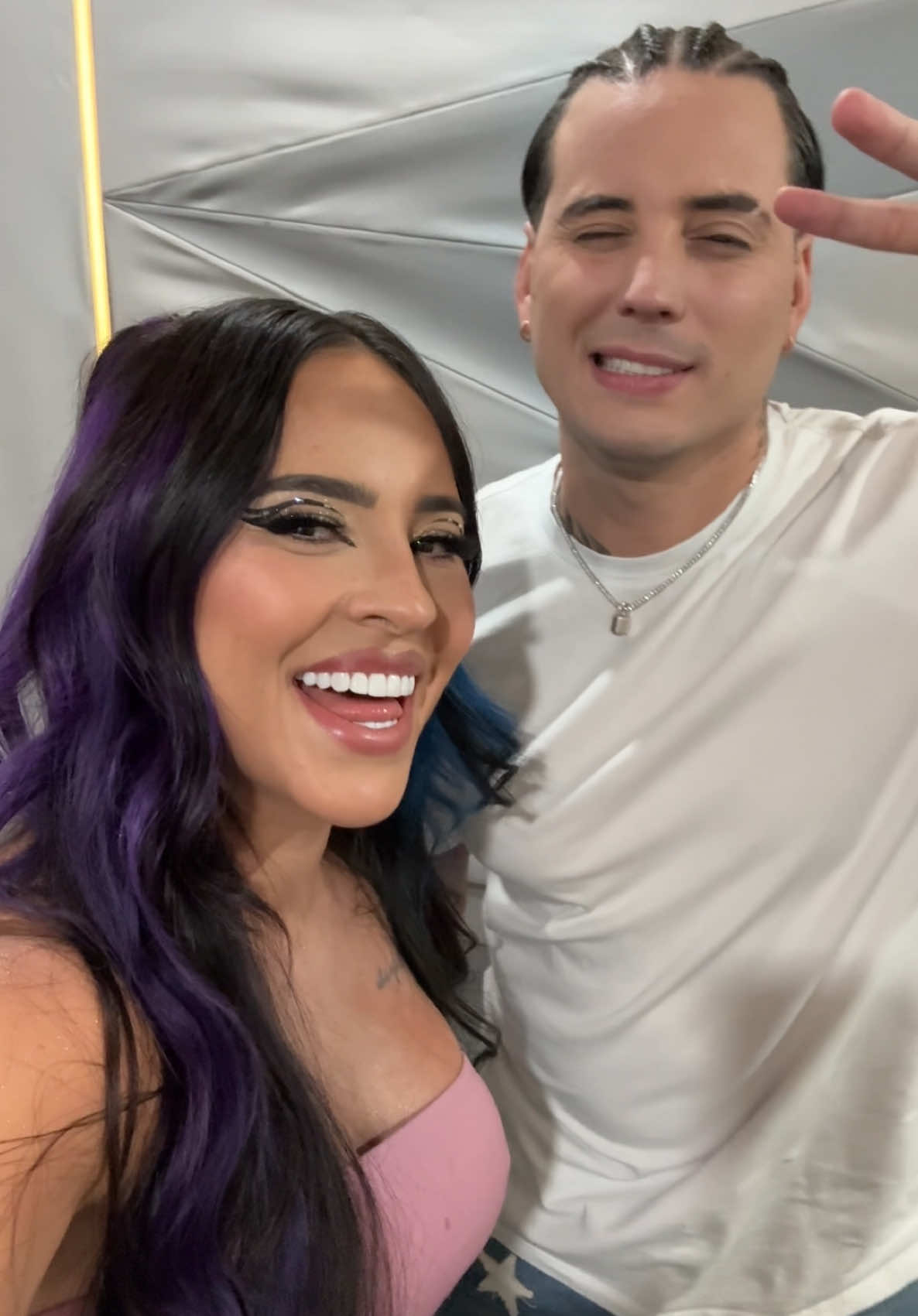 A post by @karla.bustillos on TikTok caption: Grabamos el REMIX de Ella Puede @Nesty ya quieren escucharlo?? 🖤😍 no soportarán bbs 