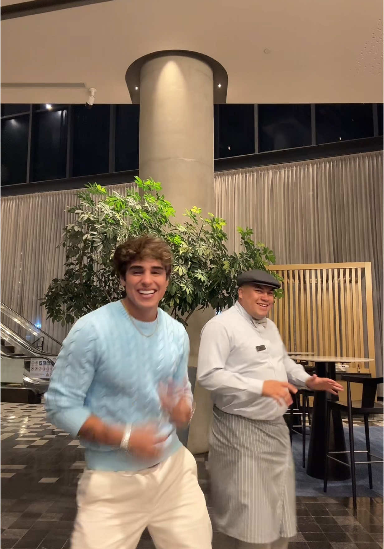 A post by @matiasochoa022 on TikTok caption: pero que buena compañía apareció jajaja un genio!  