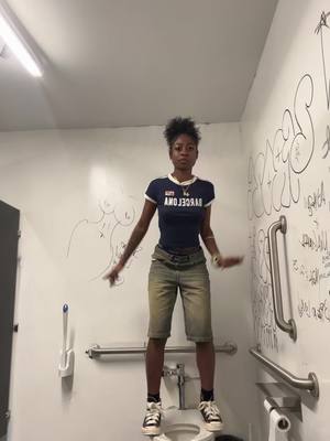 A post by @thickneyy on TikTok caption: what’s the name of that girl that did this first chat ?? i forgot ! 