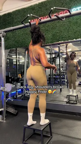 A post by @beelynngee on TikTok caption: #wlw #fyp #femsoftiktok #workout 