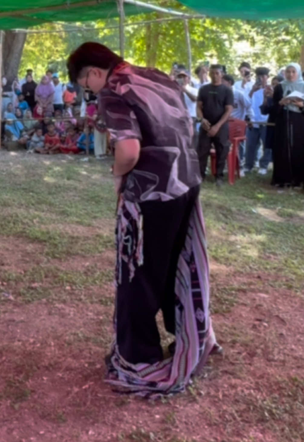 A post by @attahalilintar on TikTok caption: Namanya juga masih belajar pake sarung adat 🤣🤭