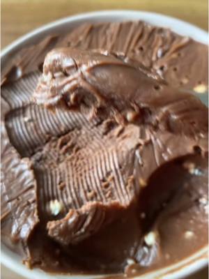 A post by @viki_iwa on TikTok caption: Плавленый шоколадный сырок за 5 минут 🍫 Нежный, сливочный, как в детстве — без лишнего! Сохрани, чтобы не забыть 💡 Ингредиенты  Творог 500 г  Одно яйцо  Сахар 50 г  Щепотка соли  1/2 чайной ложки пищевой соды  Масло сливочное 50 г  Шоколад 100 г  Столовая ложка какао  #рецепт #десерт #сырок #шоколад #вкусноипросто #рецептыдлятебя #быстрыйрецепт #топтоп #тиктокрецепты #домашнийсырок #ппдесерт #рецептыотвики #кулинариятут