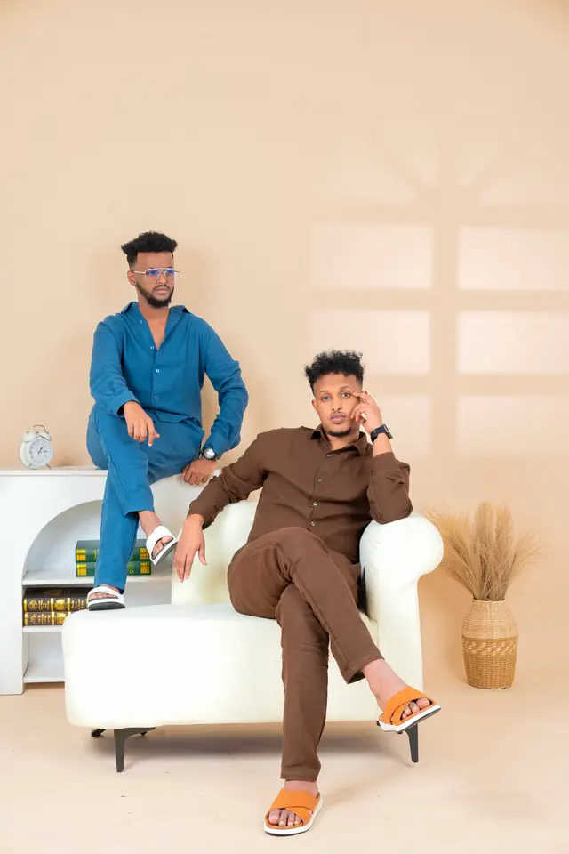 A post by @baana_boi on TikTok caption: @11ElevenStyle thanks @SYD Portrait #baanaboi #queensihaam #axmed_ak2 #lukchman10 #ramlahmed7 #ramlahmed7 #camera_man_yaxye #11elevenstyle 