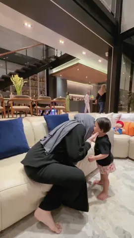 A post by @aureliehermansyahatta on TikTok caption: Ada yang gengsi kaya papa nya nih😩😅