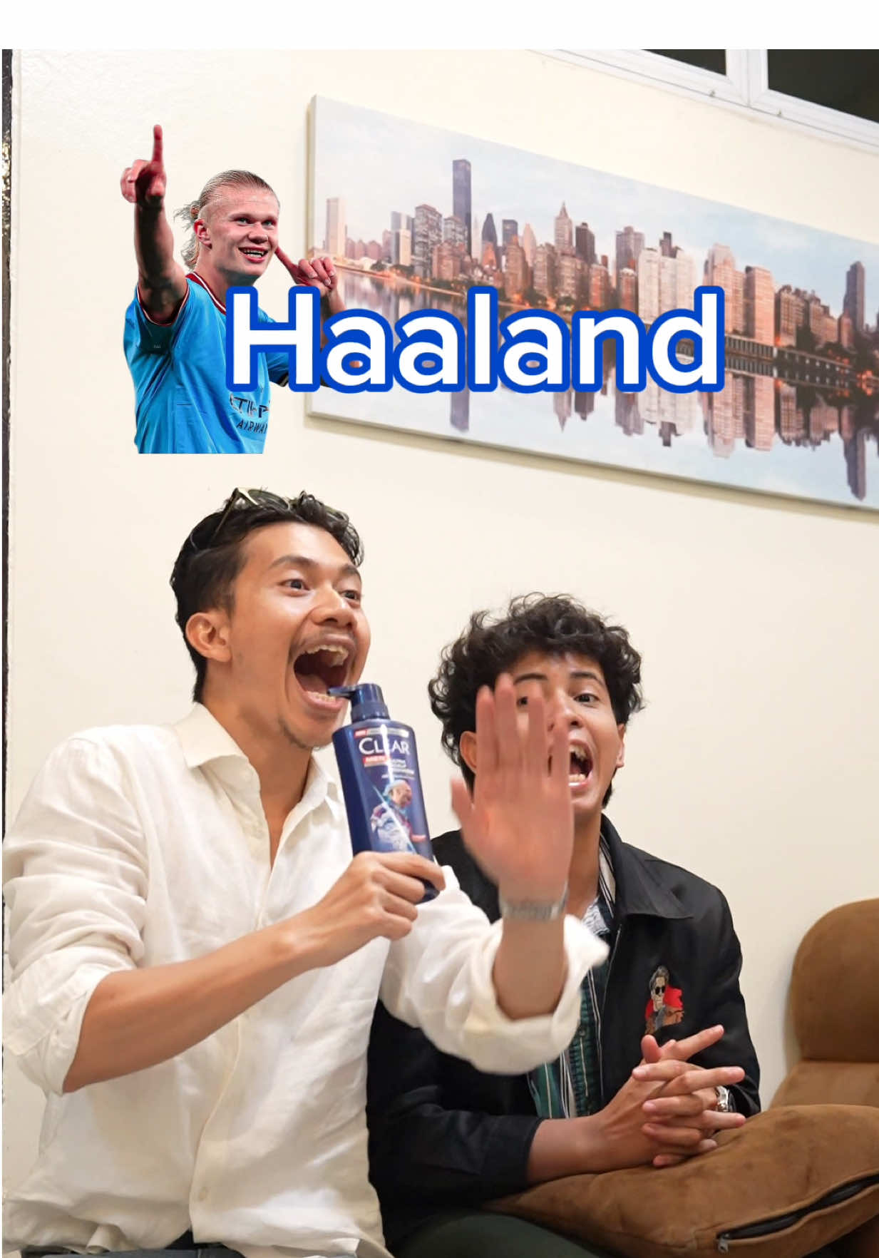 A post by @chalee11 on TikTok caption: Haaland VS Vini ใครเจ๋งกว่า ?  #ClearMenThailand #ClearUltraSeries #สยบรังแคมั่นใจ100% 