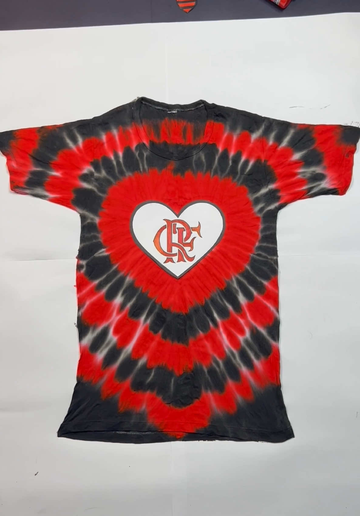 A post by @yasminartdrawing on TikTok caption: Flamengo Tie-Dye ❤️🖤Qua seu time? #tiedye #diy #Art #time #futebol 