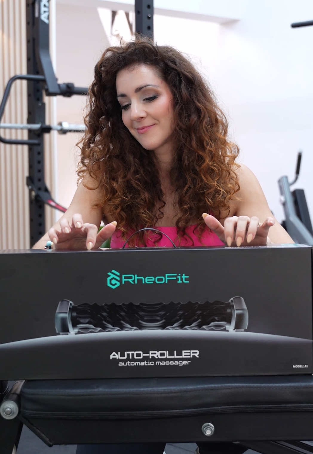 A post by @priscilla_bc on TikTok caption: Habías visto este aparato!?? Es la mejor opción tanto para preparar los músculos antes del entreno, como al final para una mejor recuperación!!! Lo conocías??  @RheoFit #fitnessmotivation #fitness #fit #gym #massage #entreno 