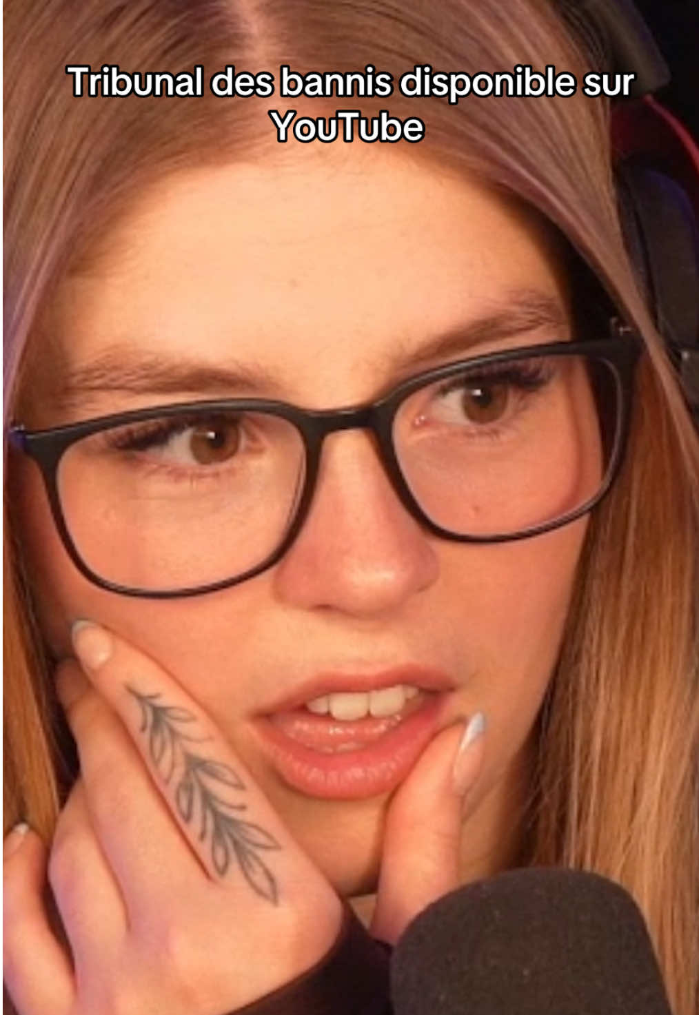 A post by @cocottee_ on TikTok caption: Va voir ma nouvelle vidéo YouTube (lien en bio): JE PERDS FOI EN L'HUMANITÉ #fyp #drole #twitch #streamer #xyzbca 