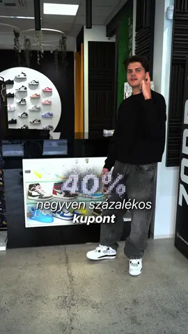 A post by @balazskicks on TikTok caption: JÁTÉK: 40%-os kupon jár annak, aki eltalálja a vitrinben lévő cipőink összértékét! Pöröghetnek a kommentek! #balazskicks
