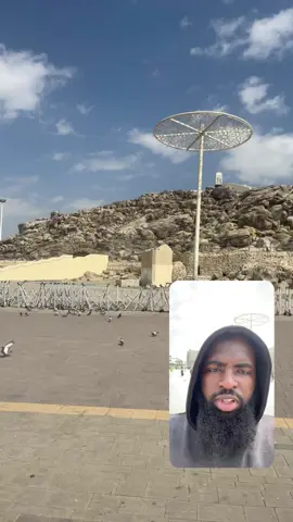 A post by @diekksikkim on TikTok caption: J’ai visité la montagne de Arafat à La Mecque – hors saison du Hajj  J’ai eu la chance de visiter la Mecque et Médine. Et surtout… d’Aller voir la  montagne de Arafat, là où chaque année, des millions de pèlerins se rassemblent pour le Hajj. Mais moi, j’y suis allé hors saison. Pas de foule. Pas de bruit. Juste le lieu… dans toute sa grandeur. C’est un endroit qu’on ne peut pas expliquer. Il faut le voir. Il faut y être. 📍Mecque – Montagne de Arafat Un lieu chargé d’histoire et de spiritualité. #Arafat #Mecque #Medine #VoyageIslamique #Hajj #Umra #ArabieSaoudite #VoyageSacré #Travel #voyage #Haj#Hajj2025#IslamiekkSikkim #TikTokIslam #Découverte #InspirationMusulmane  #contenueducatif 