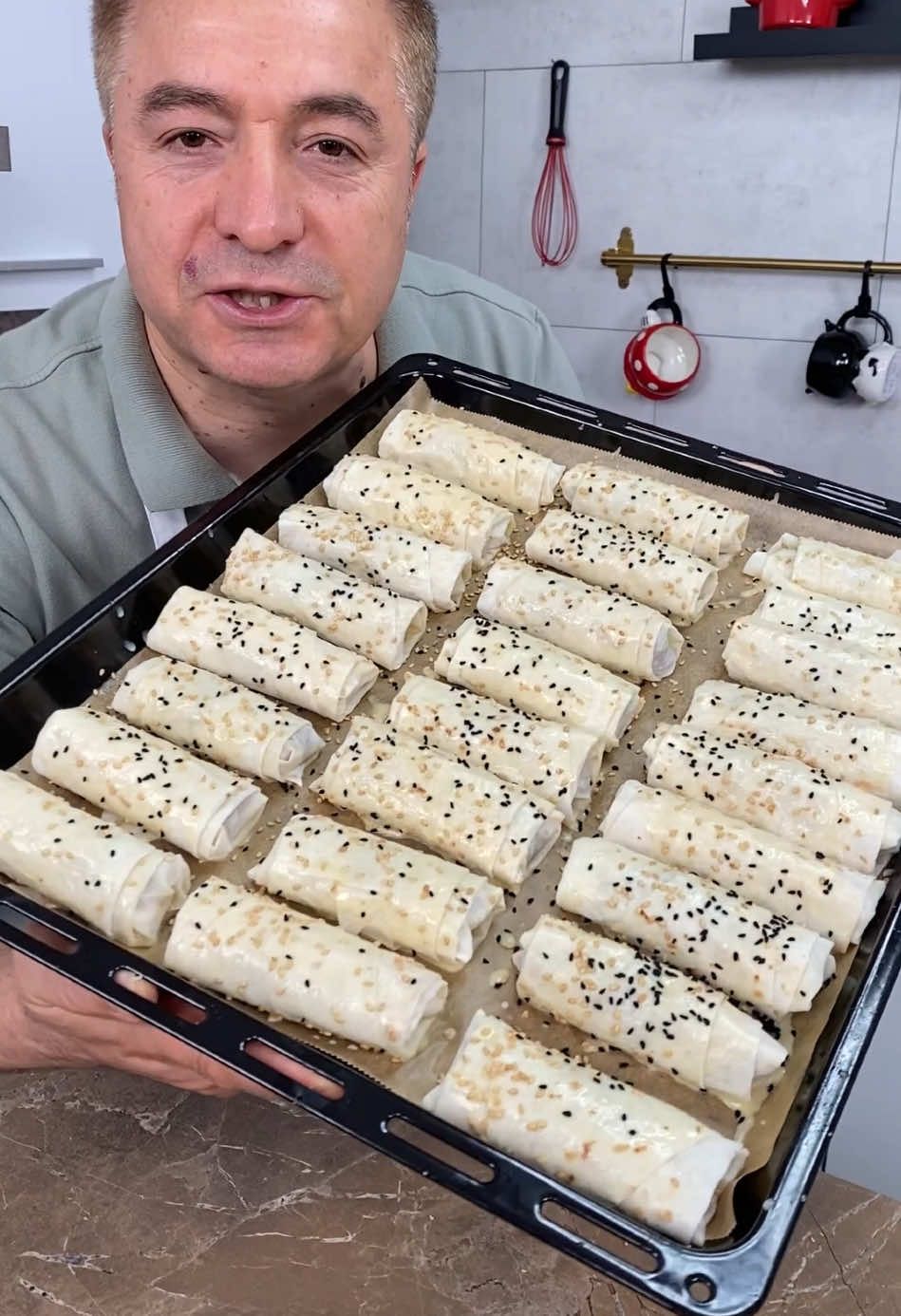 A post by @chefoktayusta on TikTok caption: Kıymalı börek 🇹🇷🌿#keşfet #furdich #😍😍🥰 #lezzet #food #lekkereten #enercı #kıyma #böerk #fırın #çay #sofra 