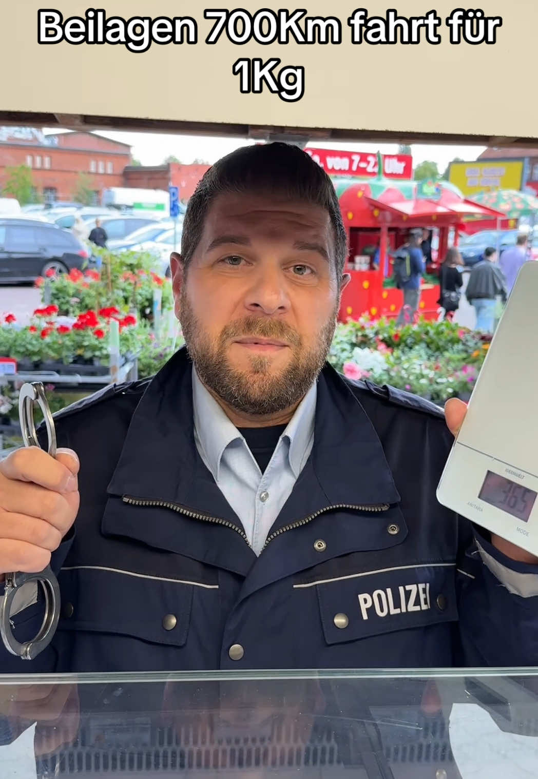 A post by @kurde.der.tiktoker.wurde on TikTok caption: Kunde fährt 700Km für 1032Gramm besten Döner bei #kalamatadönerlübeck #döner #viral  