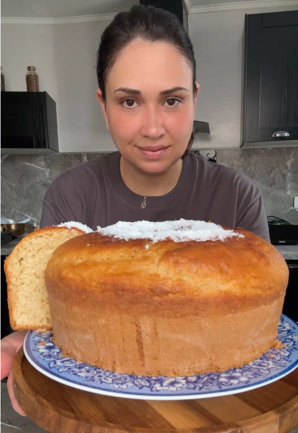 A post by @majda.berrada on TikTok caption: كيك يومي بمذاق البرتقال كيجي مرتفع وقطني  recette cake #cake #cakevideo #كيك #كيكة #عيد_سعيد #حلويات_العيد #كيكة_البرتقال 