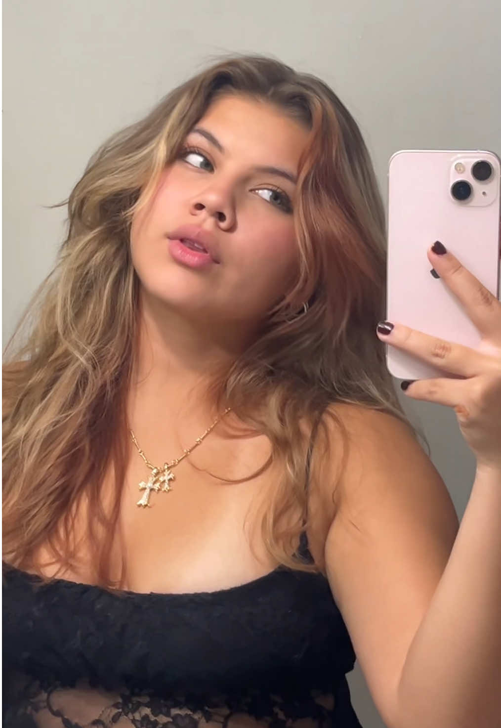 A post by @kxssbipiz on TikTok caption: excuse this DIRTY AAA mirrior I js wanna start posting like who even cares!!!