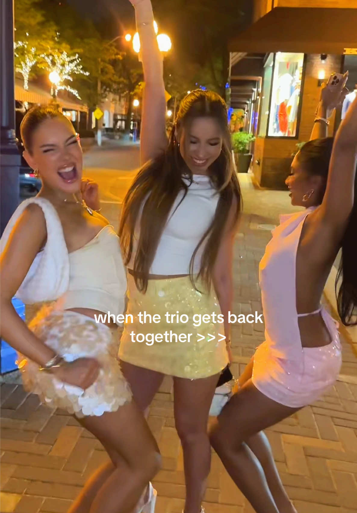 A post by @victoriasamson on TikTok caption: ilyyyy @𝒥 @Yazmin Marziali 💗💗 