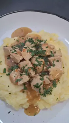 A post by @kochen.macht.spa on TikTok caption: Hähnchen mit Knoblauchsoße und Käse- Kartoffelpüree  Rezept  2,5kg Kartoffeln  50g Cheddar  50g Mozzarella  100ml Milch  1kg Hähnchenbrust  4 Knoblauchzehen  ca. 40g Butter  500ml Gemüsebrühe  1 El Speisestärke  1 tl dunkler Soßenbinder etwas Petersilie  #knoblauch #garlic #hähnchen #kochen #funny #Foodie #FoodLover #essen #trends #lecker #einfacherezepte #schnellerezepte 