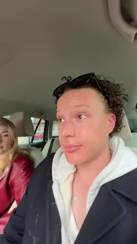 A post by @itsjabulani on TikTok caption: mainos @arlasuomi 👨🏼‍🍳 Tää on kesän merkki ku nää saldet alkaa herää henkii. Suosittelen suuresti. 1 kpl punasipuli 1 kpl kurkku 400 g kananrinta 1 tl paprikajauhe, valkosipulijauhe, suola (mikä vaan mauste mikä tuntuu kivalta) 400-500g couscous Arla Apetina Snacks 1-2 pakettia. (Vihreät oliivit & valkosipuli, Yrtit & mausteita 100g) Arla Lempi kreikkalainen jogurtti 1 kpl purkki 1 kynsi valkosipuli Sitruunan kuori 1/2 sitruunan mehu Suola & pippuri Korianteri/lehtipersilja