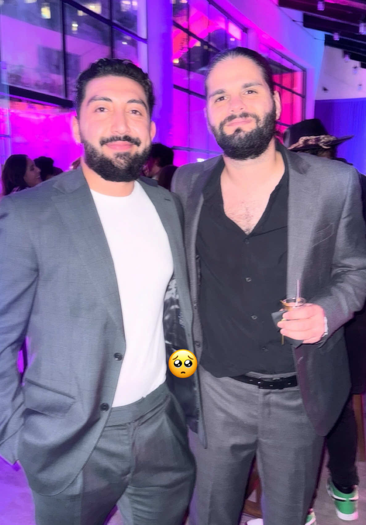 A post by @jasonthores on TikTok caption: El no sabe pero llevo años siendo su fan, y verlo en un evento me hizo sentir muy feliz🥹 @Farid Dieck #faridieck 