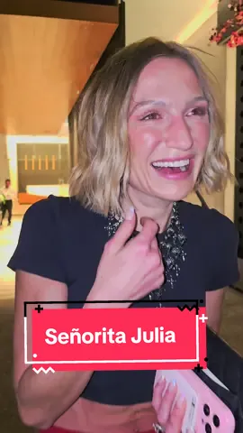 A post by @floreselpatron on TikTok caption: En sus marcas, listos, fuuuuera... con la entrega para la señorita Julia Piquet, cortesía del piloto más rápido de Nascar, el patrón Daniel Suarez. 🏎️ ¡Seeeeeeeeeeñorita Julia! 💐 #DanielsAmigos