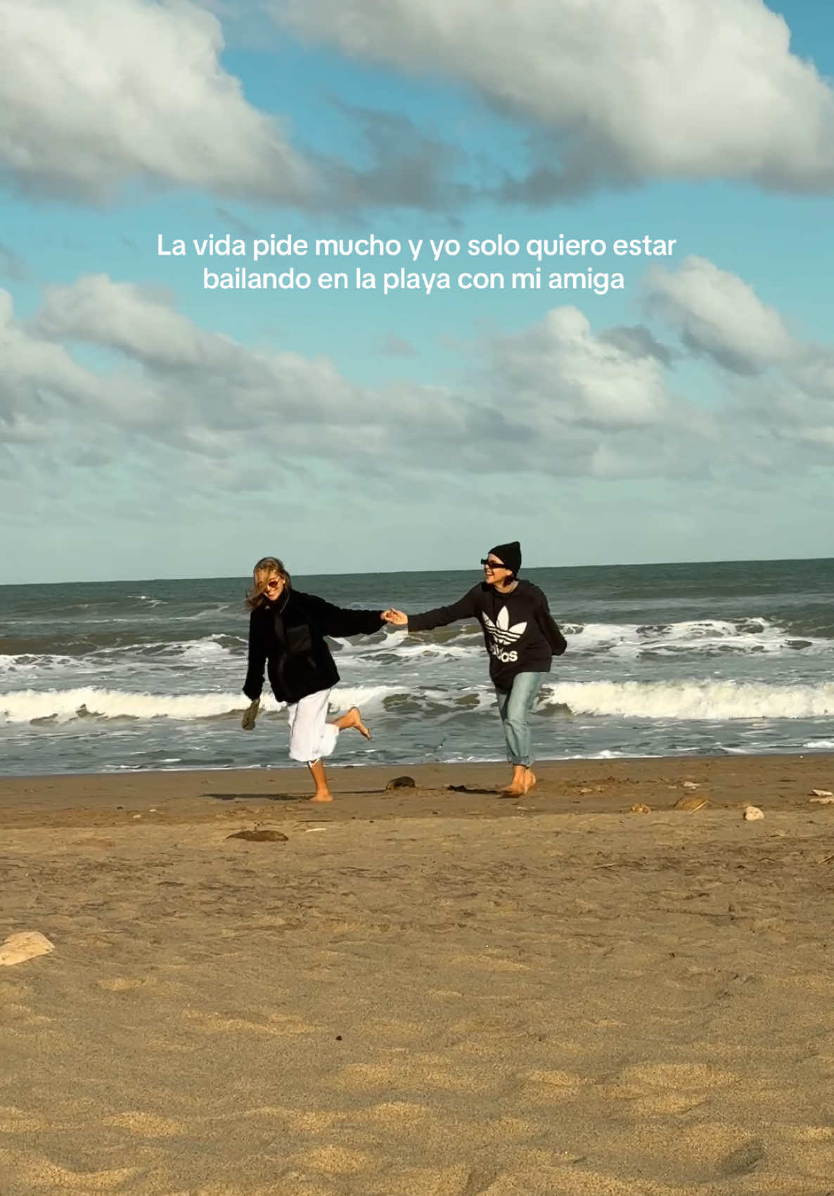 A post by @celessalas on TikTok caption: Porfi si #playa #amiga #argentina #fyp 