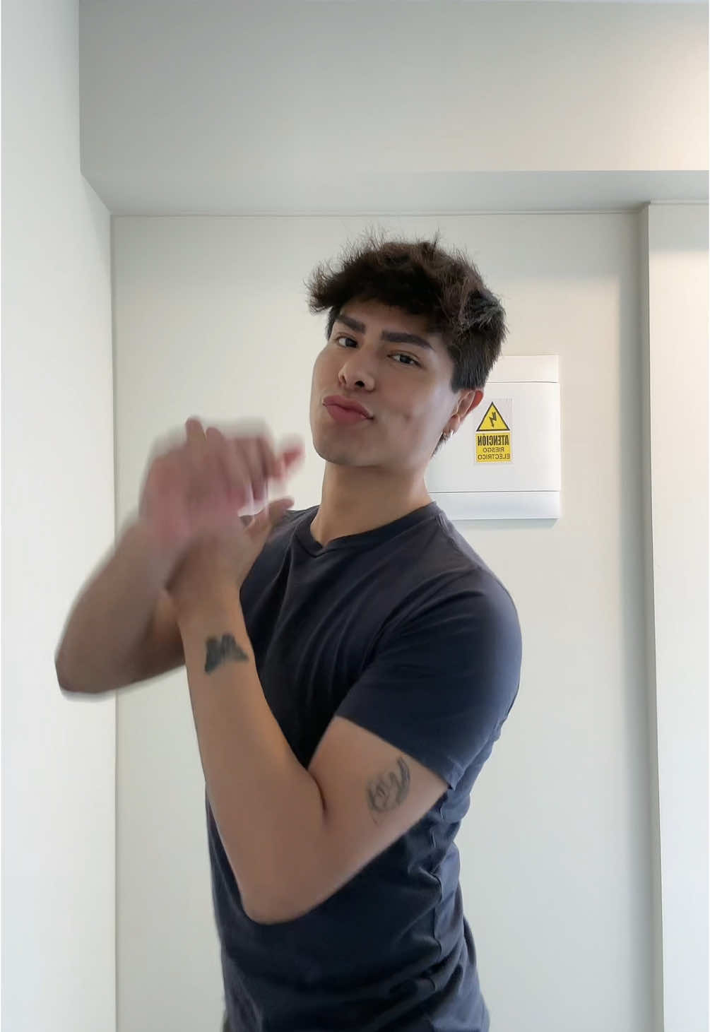 A post by @faulox_ on TikTok caption: Se fue la luz en españa 👺 #bailecito 